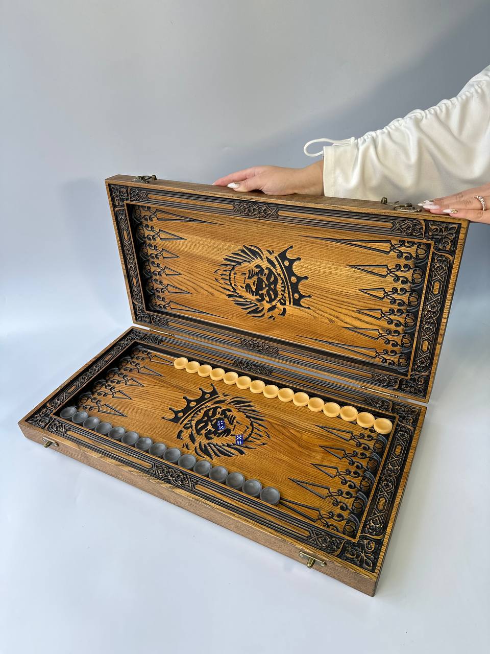 Backgammon aus Holz, geschnitztes Backgammon personalisiert mit Löwe, Backgammon-Set, Geschenk für ihn, personalisiertes Backgammon-Set