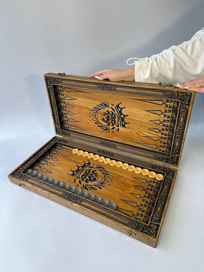 Backgammon aus Holz, geschnitztes Backgammon personalisiert mit Löwe, Backgammon-Set, Geschenk für ihn, personalisiertes Backgammon-Set