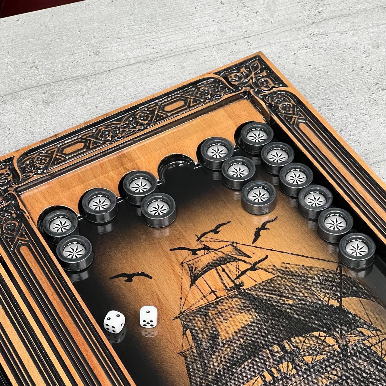 Handgefertigtes Holz-Backgammon „Löwe“ mit Epoxidharz-Chips – Klein, elegant, individuell anpassbar. Geschenkfertig