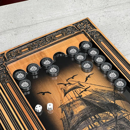 Handgefertigtes Holz-Backgammon „Löwe“ mit Epoxidharz-Chips – Klein, elegant, individuell anpassbar. Geschenkfertig