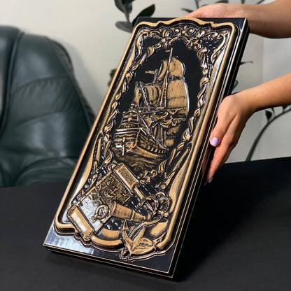 Handgefertigtes Holz-Backgammon „Löwe“ mit Epoxidharz-Chips – Klein, elegant, individuell anpassbar. Geschenkfertig