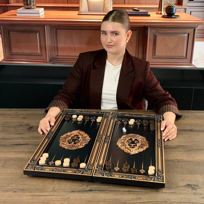 Handgefertigtes Holz-Backgammon „Löwe“ mit Epoxidharz-Chips – Klein, elegant, individuell anpassbar. Geschenkfertig