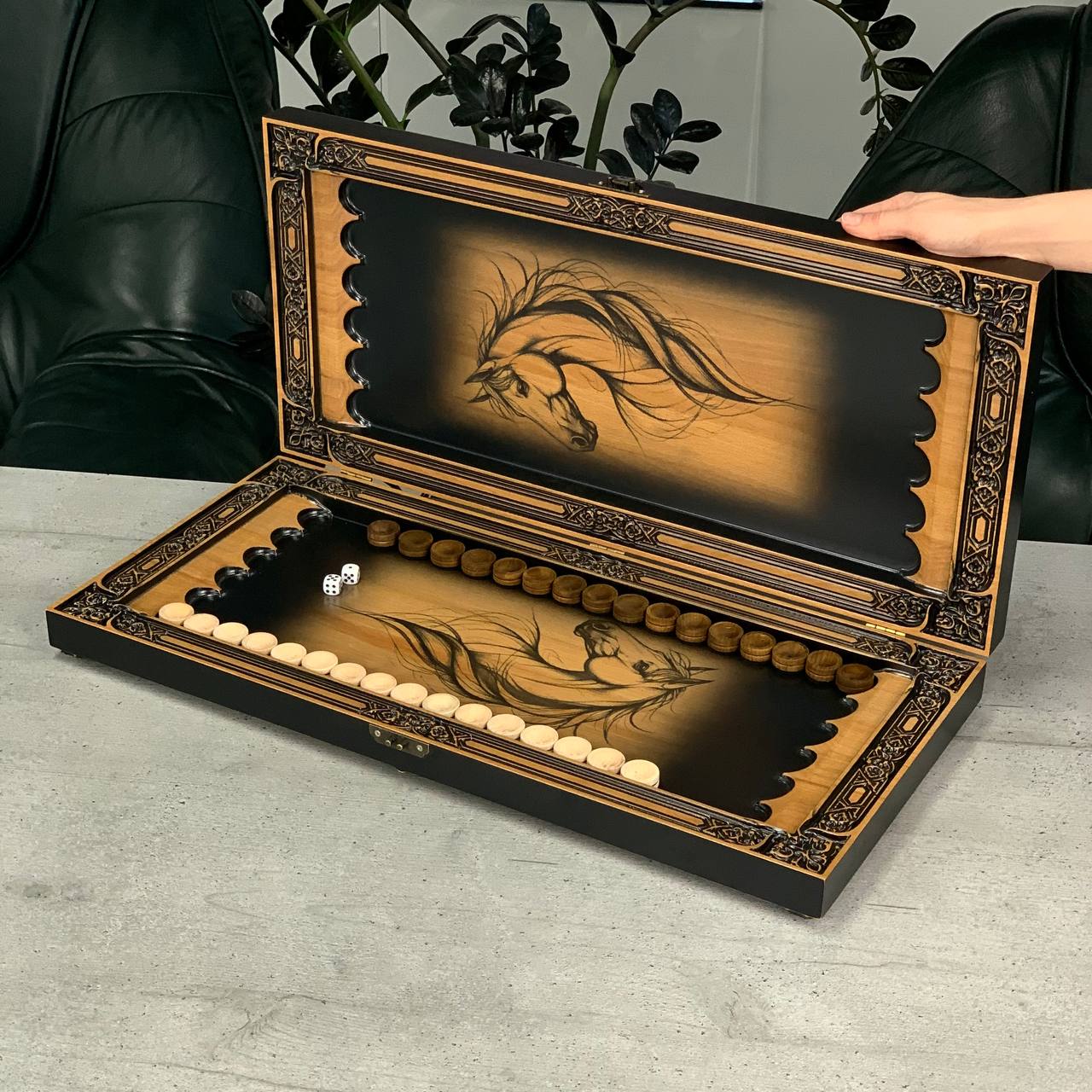 Handgefertigtes Holz-Backgammon „Löwe“ mit Epoxidharz-Chips – Klein, elegant, individuell anpassbar. Geschenkfertig