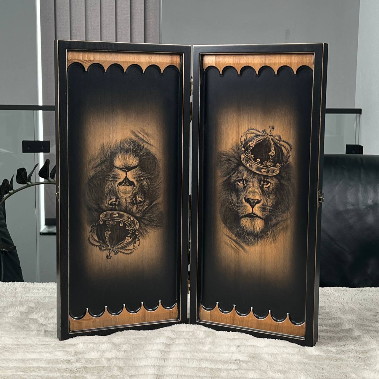Backgammon en bois « Lion » - 60 x 28 mm, frêne de luxe, motif sculpté, prêt à offrir