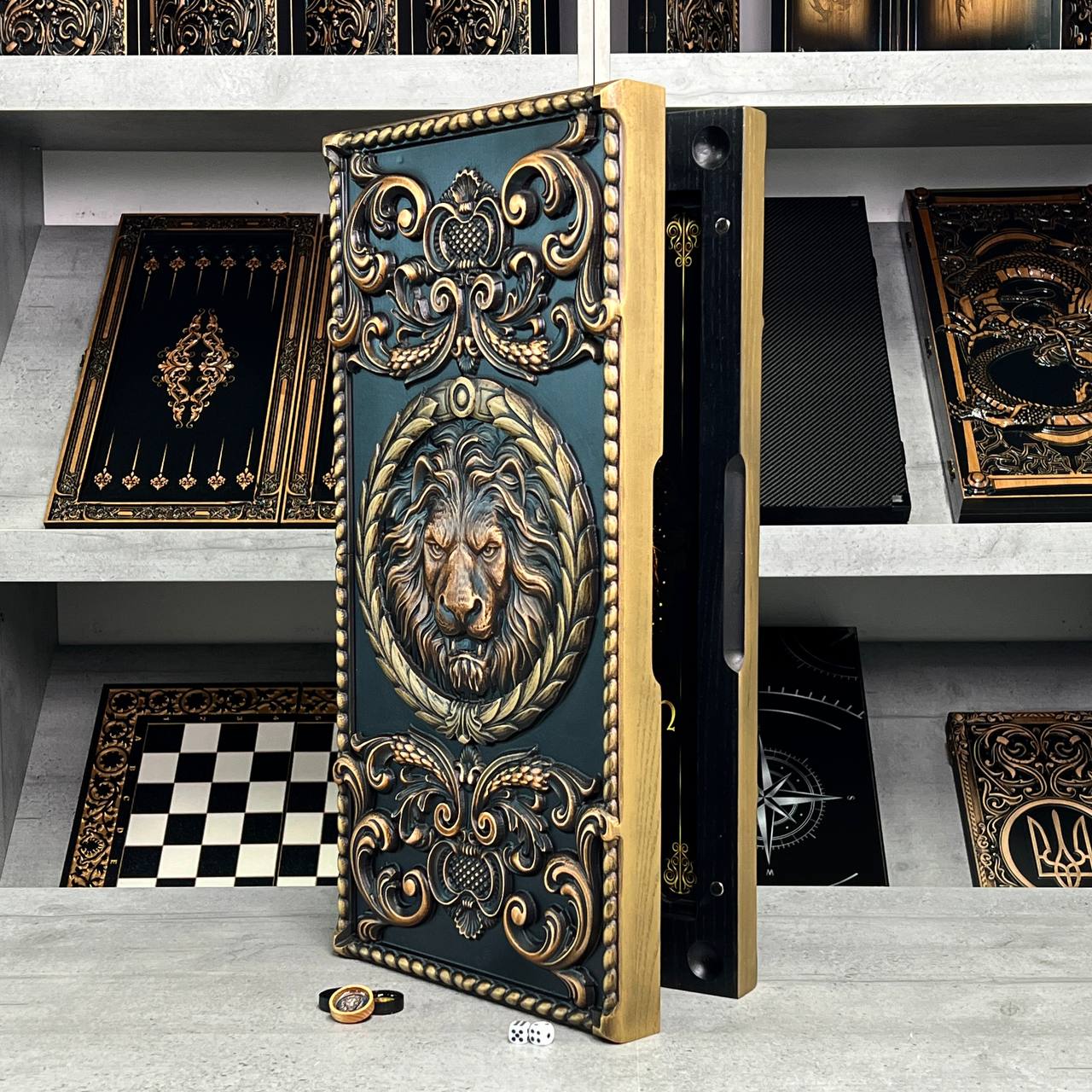 Backgammon en bois artisanal « Lion » avec jetons en résine époxy – Petit, élégant, personnalisable. Prêt à offrir