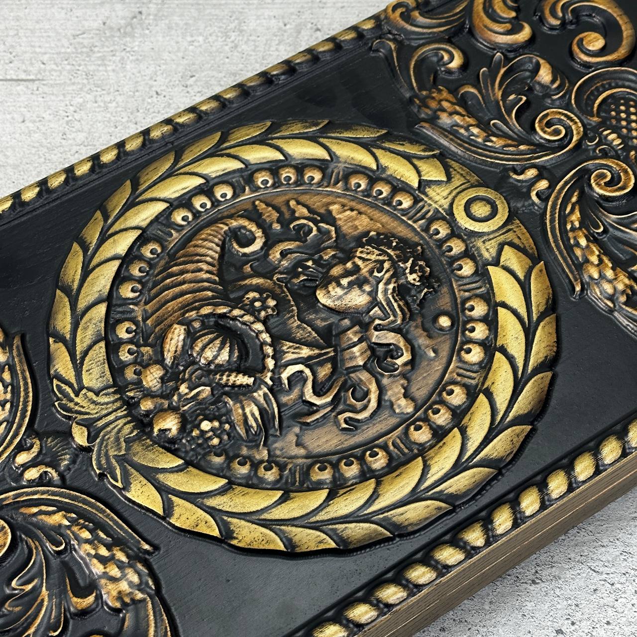 Exklusives Holz-Backgammon "Vigro Zodiac". Individualisierbar und verschenkfertig