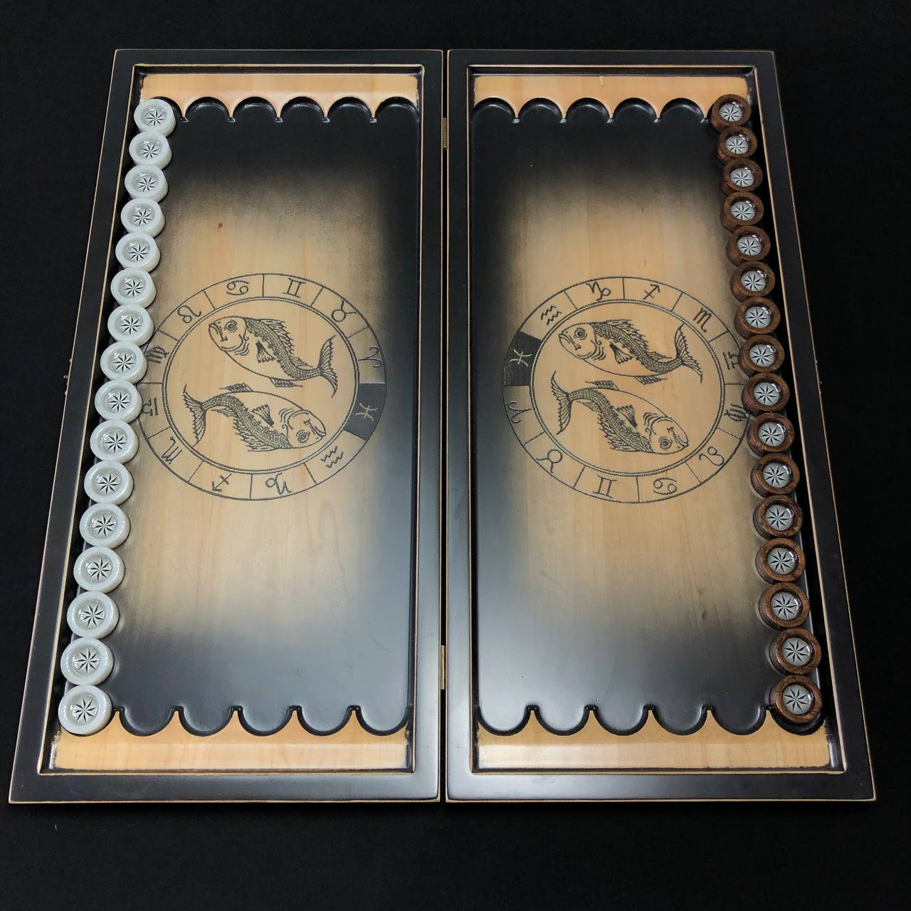 Backgammon-Brett aus Holz mit dem Sternzeichen Fische – handgefertigt, personalisierbar, geschenkfertig