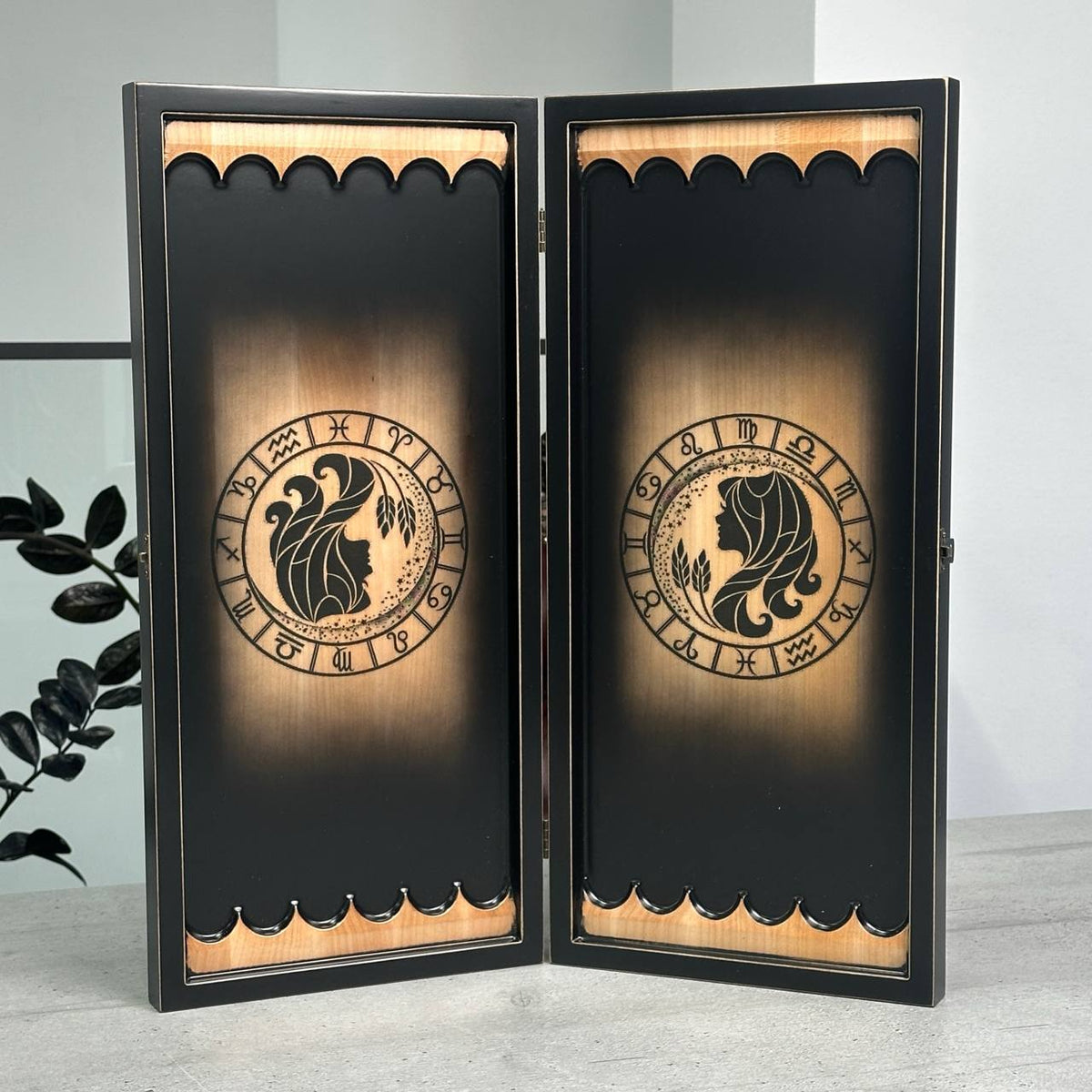 Holz-Backgammon „Wassermann“, 50×23×9cm, individuell gestaltet und geschenkfertig