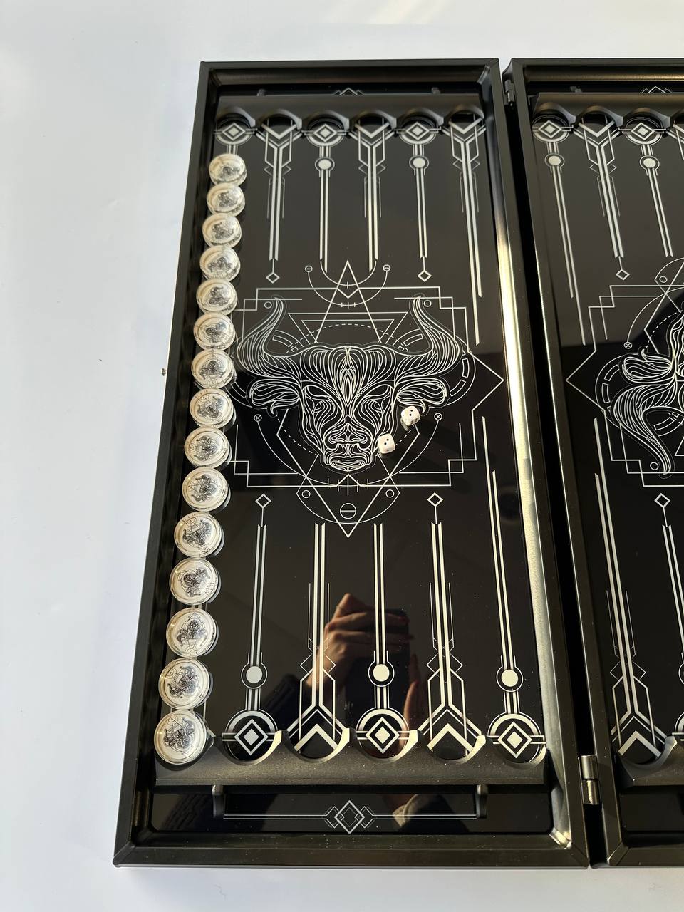 Stilvolles und modernes Backgammon-Brettspielset aus Glas, sofort geschenkfertig. Individuelle Anpassung möglich.