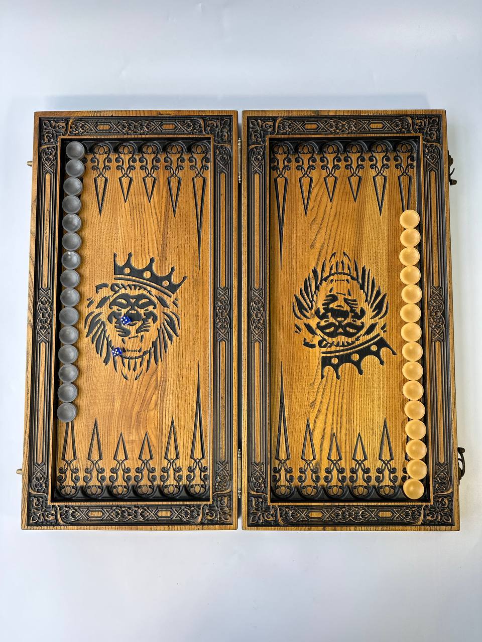 Backgammon aus Holz, geschnitztes Backgammon personalisiert mit Löwe, Backgammon-Set, Geschenk für ihn, personalisiertes Backgammon-Set