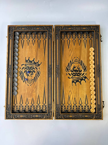 Backgammon aus Holz, geschnitztes Backgammon personalisiert mit Löwe, Backgammon-Set, Geschenk für ihn, personalisiertes Backgammon-Set
