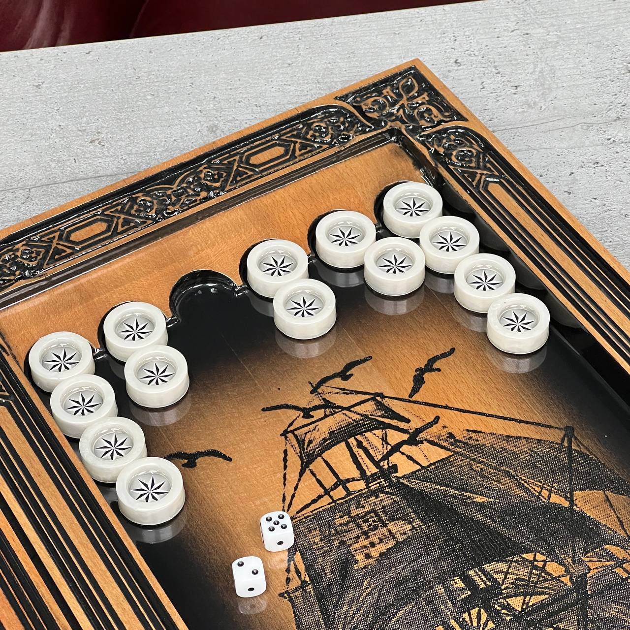Handgefertigtes Holz-Backgammon „Löwe“ mit Epoxidharz-Chips – Klein, elegant, individuell anpassbar. Geschenkfertig