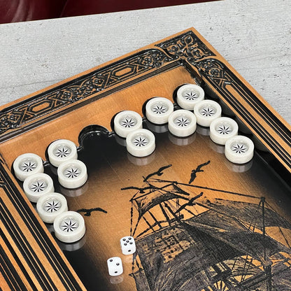 Handgefertigtes Holz-Backgammon „Löwe“ mit Epoxidharz-Chips – Klein, elegant, individuell anpassbar. Geschenkfertig
