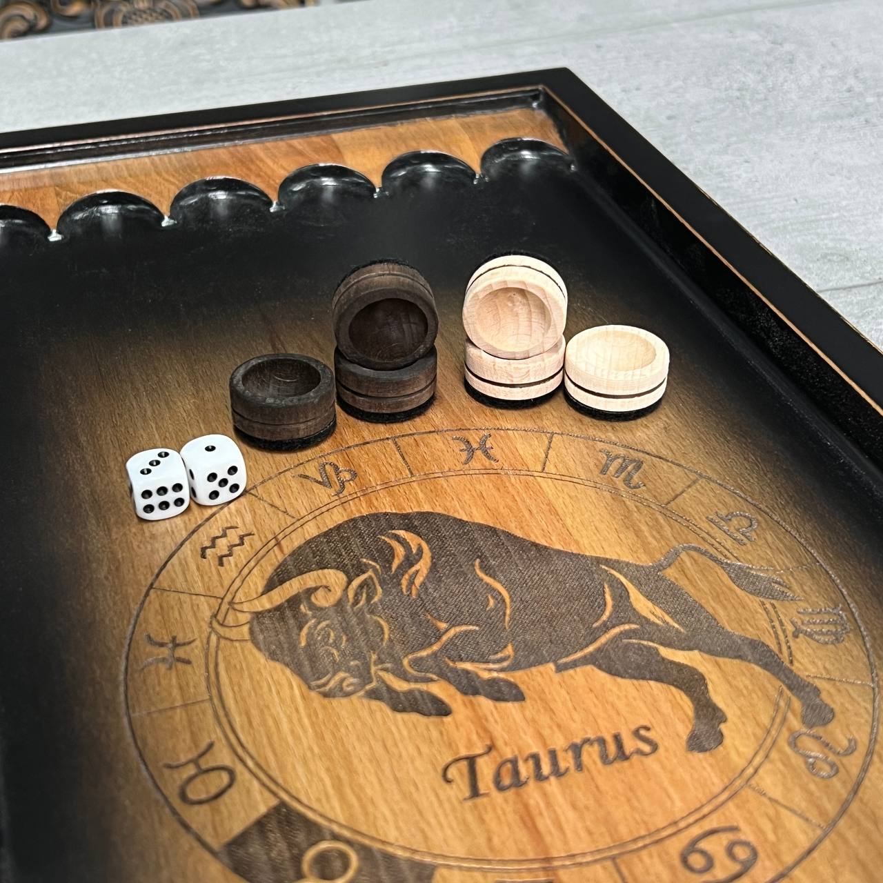 Handgefertigtes Holz-Backgammon „Löwe“ mit Epoxidharz-Chips – Klein, elegant, individuell anpassbar. Geschenkfertig