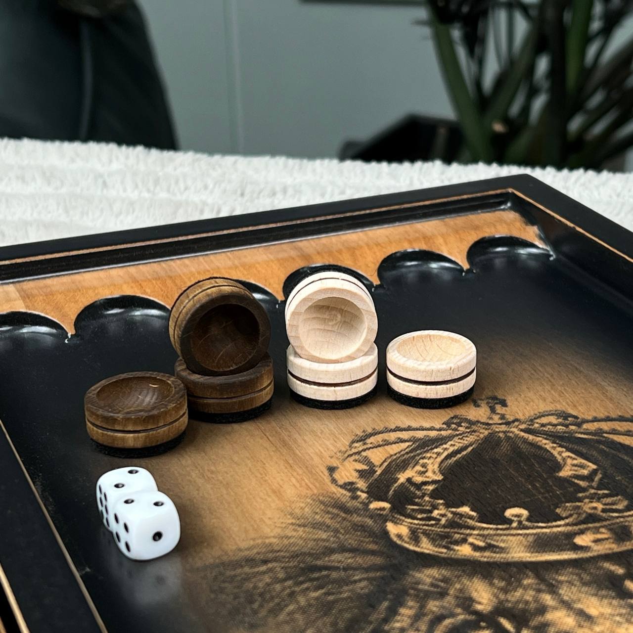 Backgammon en bois « Lion » - 60 x 28 mm, frêne de luxe, motif sculpté, prêt à offrir