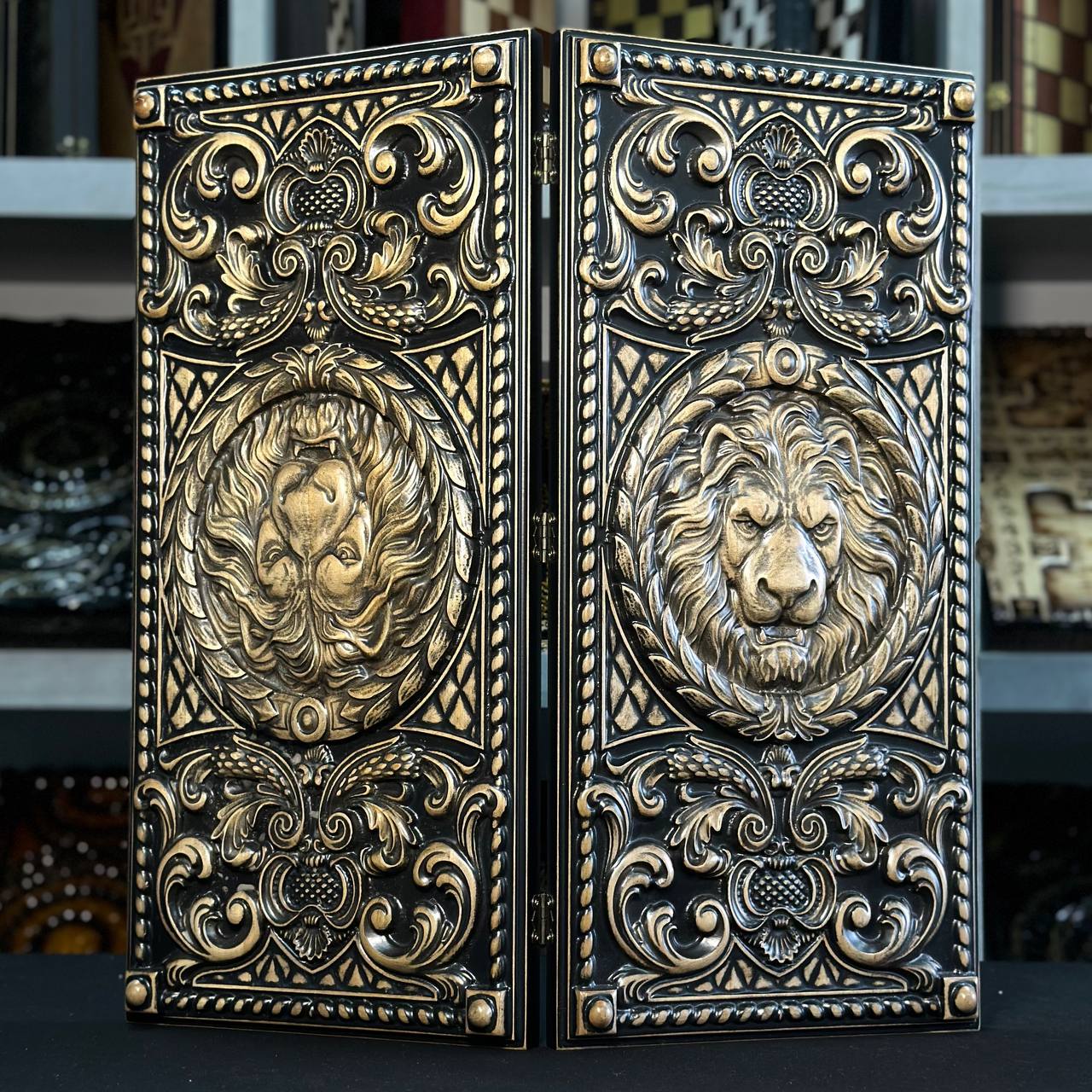 Backgammon en bois « Lion » - 60 x 28 mm, frêne de luxe, motif sculpté, prêt à offrir