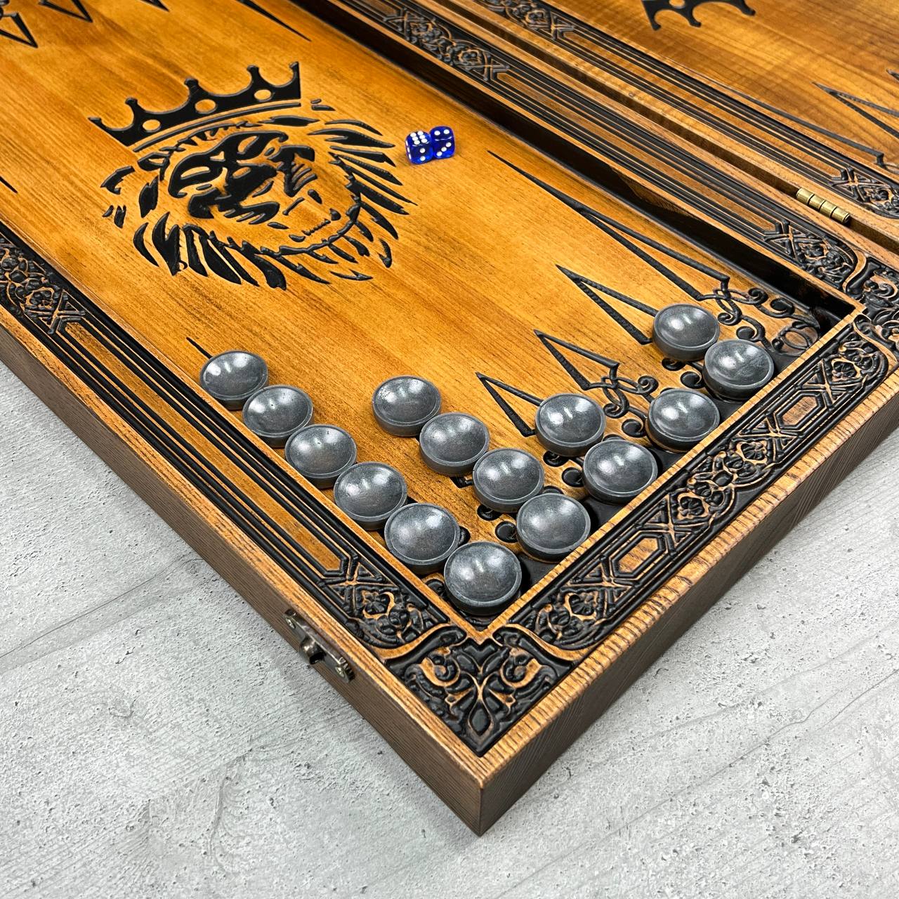 Backgammon aus Holz, geschnitztes Backgammon personalisiert mit Löwe, Backgammon-Set, Geschenk für ihn, personalisiertes Backgammon-Set