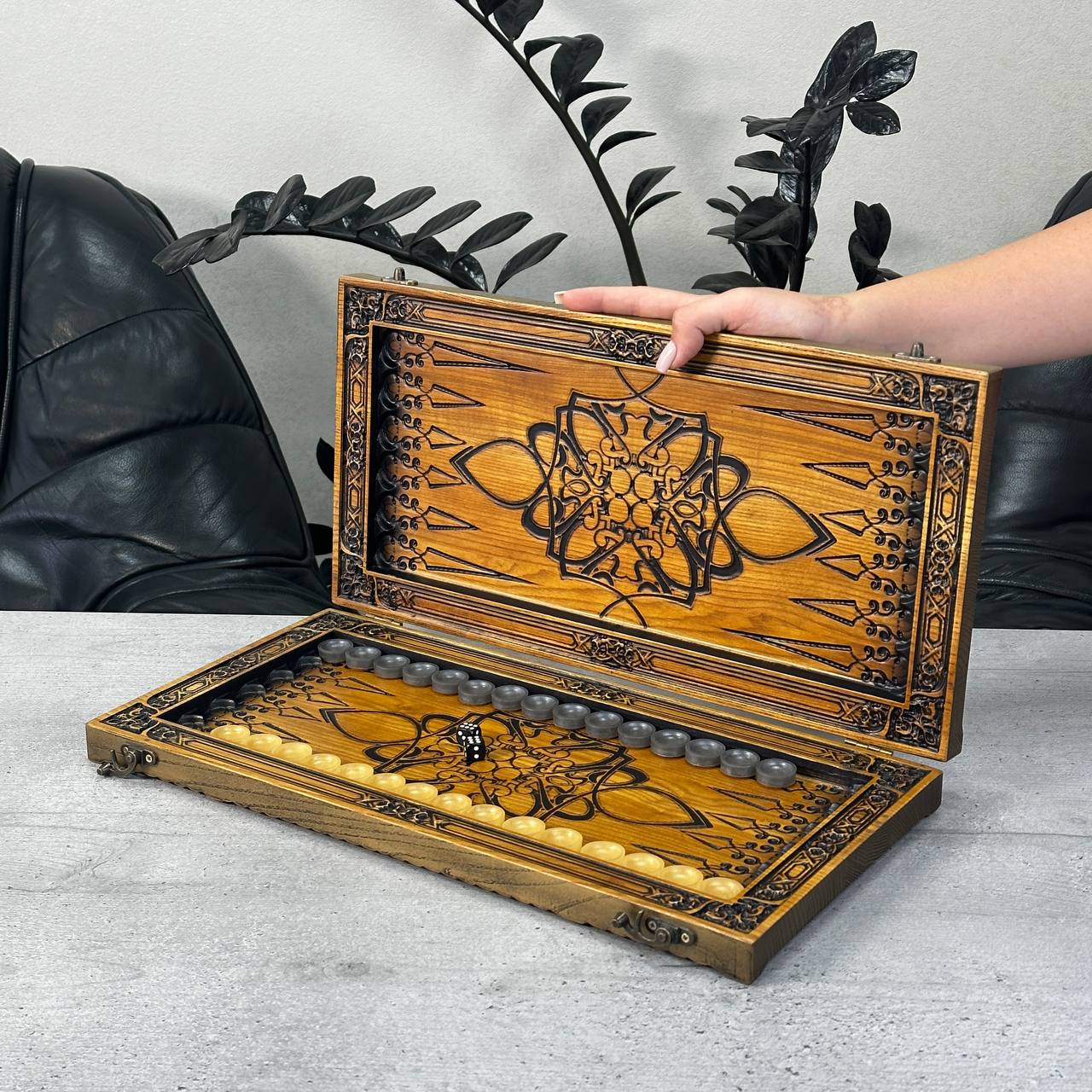 Exklusives Holz-Backgammon "Vigro Zodiac". Individualisierbar und verschenkfertig