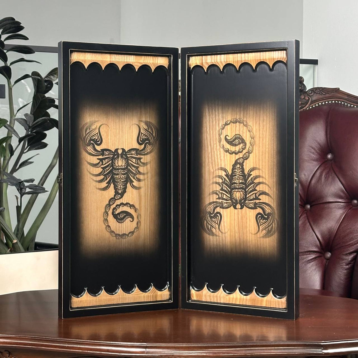 Holz-Backgammon „Skorpion“, 50×23×9 cm. Individuell gestaltet und als Geschenk geeignet.