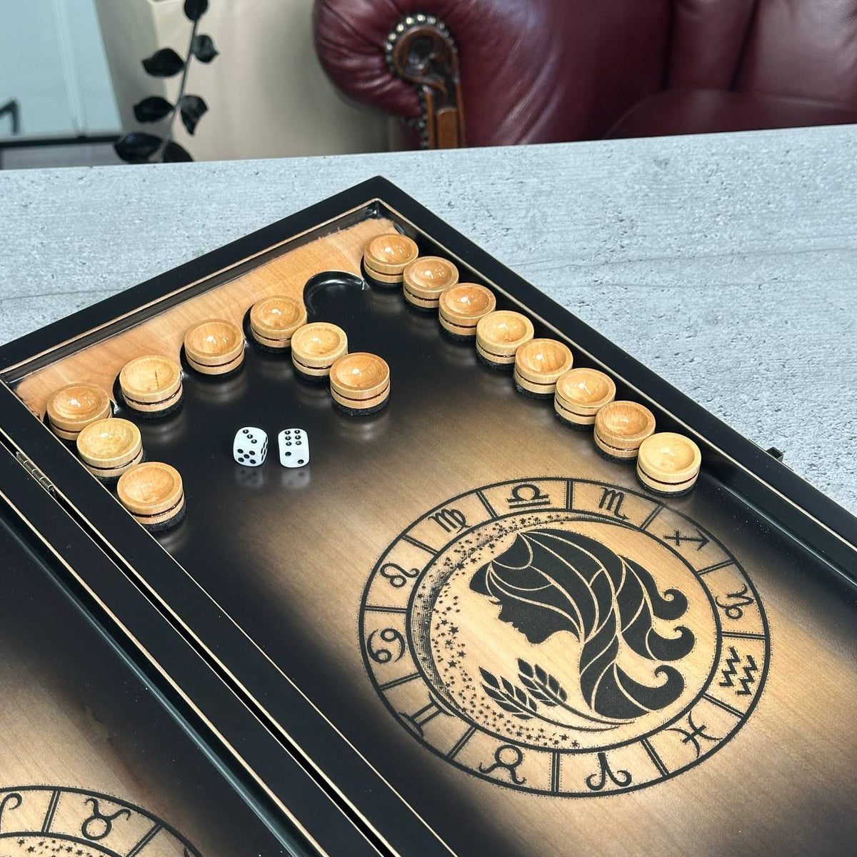 Holz-Backgammon „Wassermann“, 50×23×9cm, individuell gestaltet und geschenkfertig
