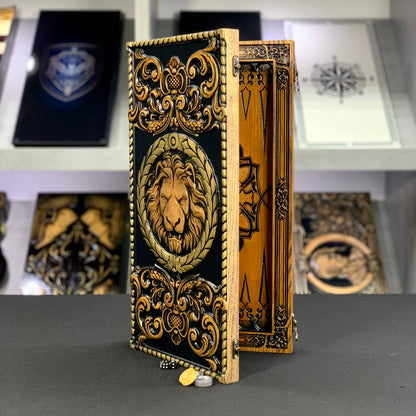 Jeu de backgammon en bois « Lion » – Bois de frêne de luxe, motif sculpté, prêt à offrir