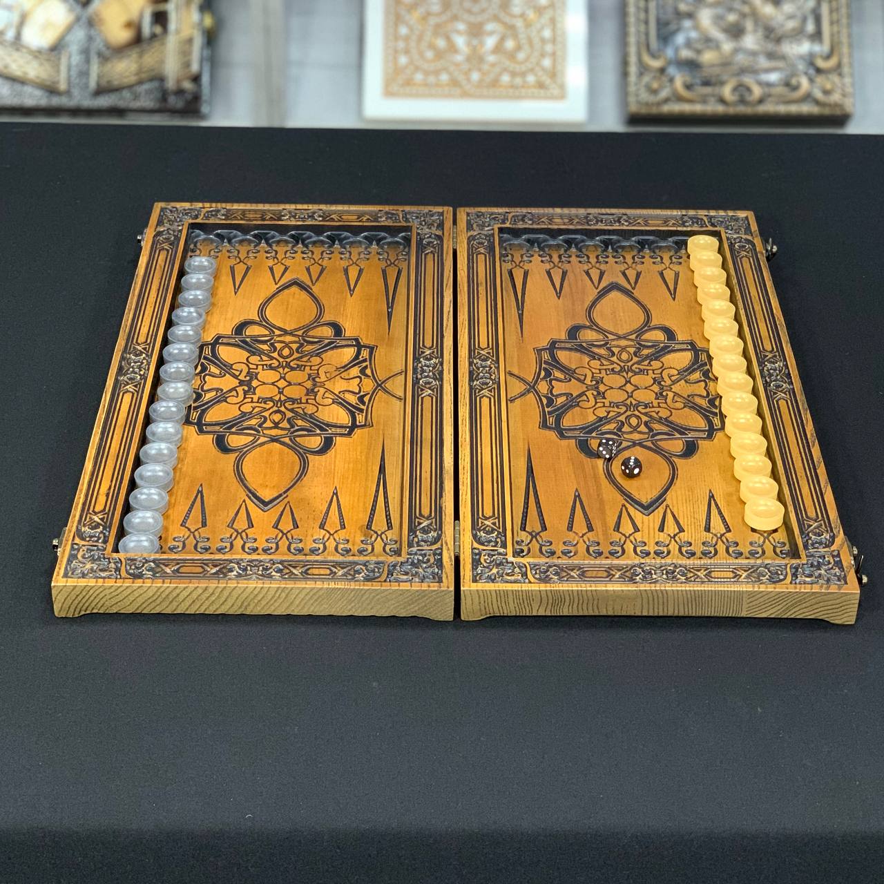 Jeu de backgammon en bois « Lion » – Bois de frêne de luxe, motif sculpté, prêt à offrir