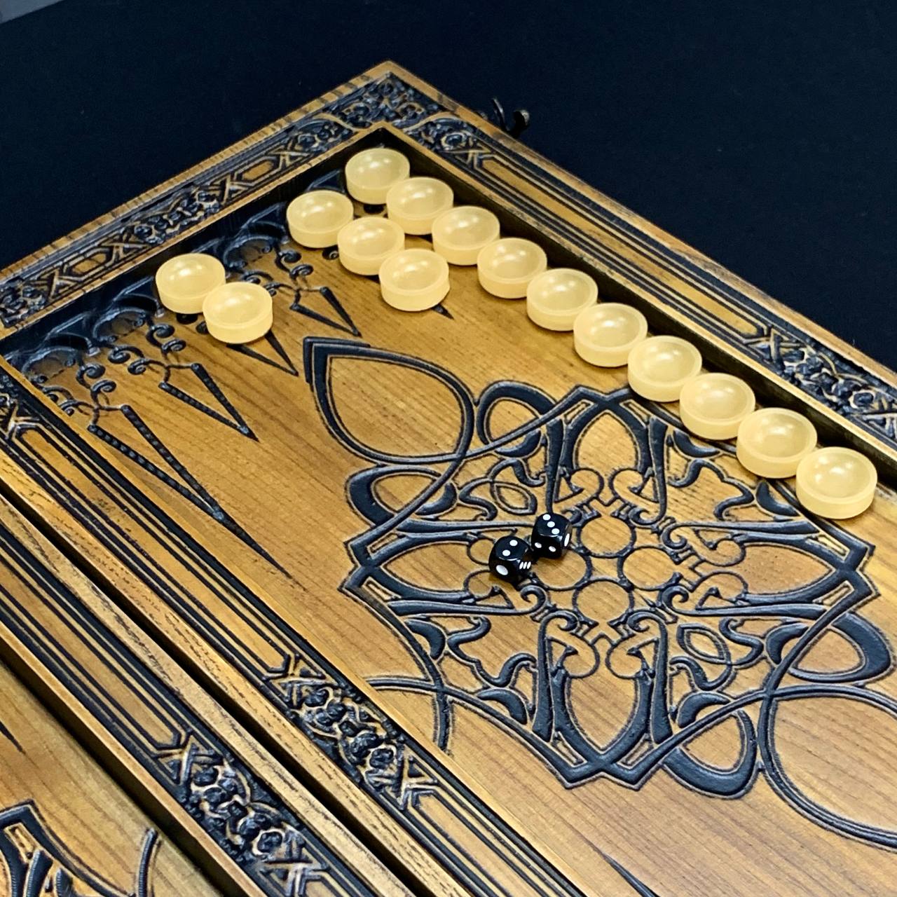 Jeu de backgammon en bois « Lion » – Bois de frêne de luxe, motif sculpté, prêt à offrir