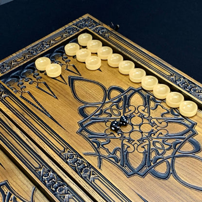Jeu de backgammon en bois « Lion » – Bois de frêne de luxe, motif sculpté, prêt à offrir
