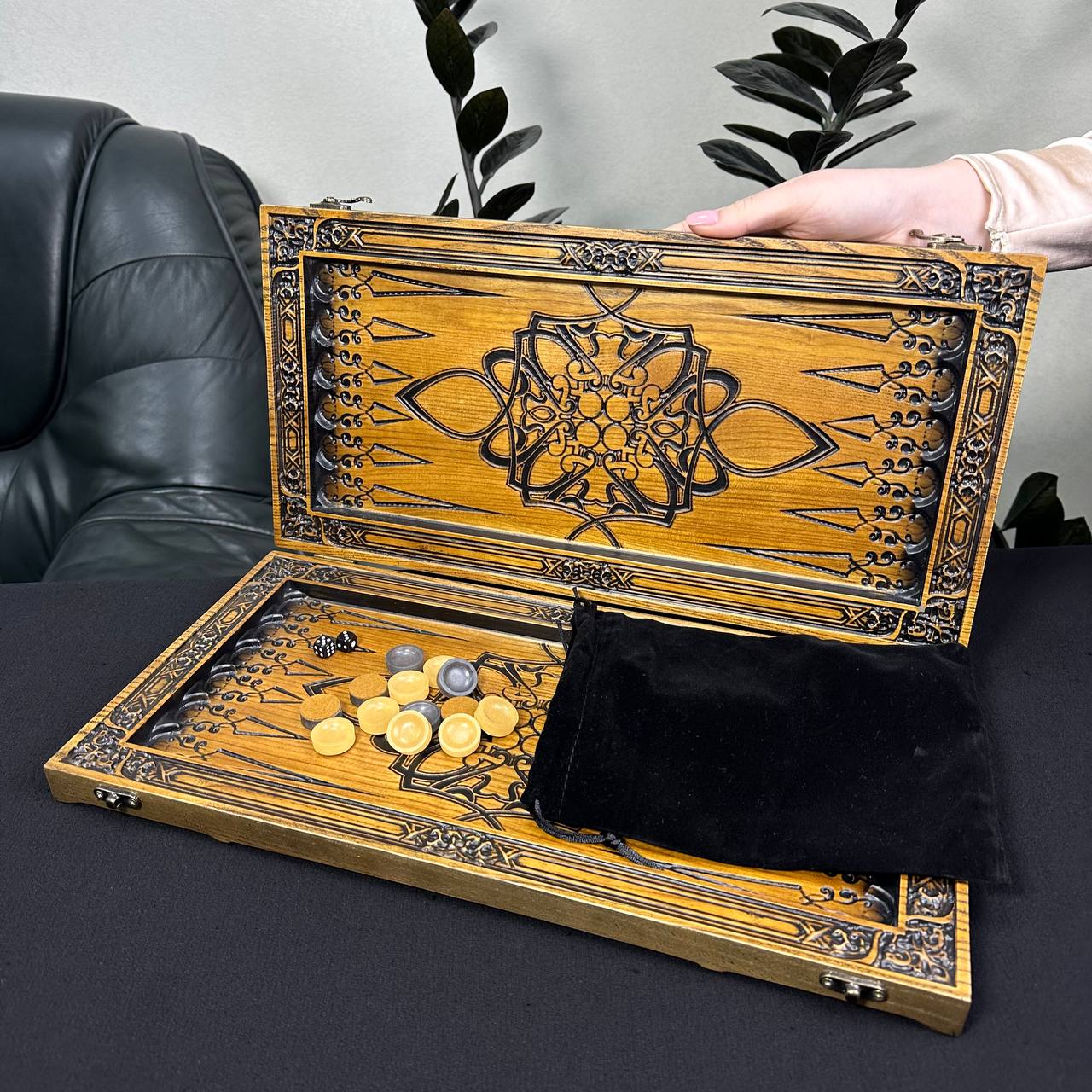 Jeu de backgammon en bois « Lion » – Bois de frêne de luxe, motif sculpté, prêt à offrir