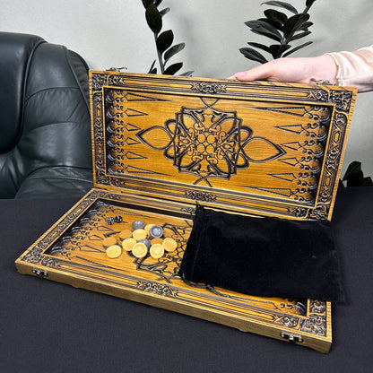 Jeu de backgammon en bois « Lion » – Bois de frêne de luxe, motif sculpté, prêt à offrir