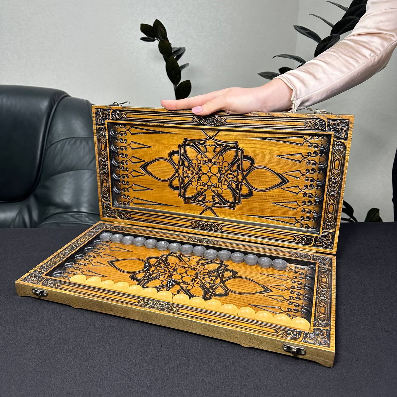 Jeu de backgammon en bois « Lion » – Bois de frêne de luxe, motif sculpté, prêt à offrir