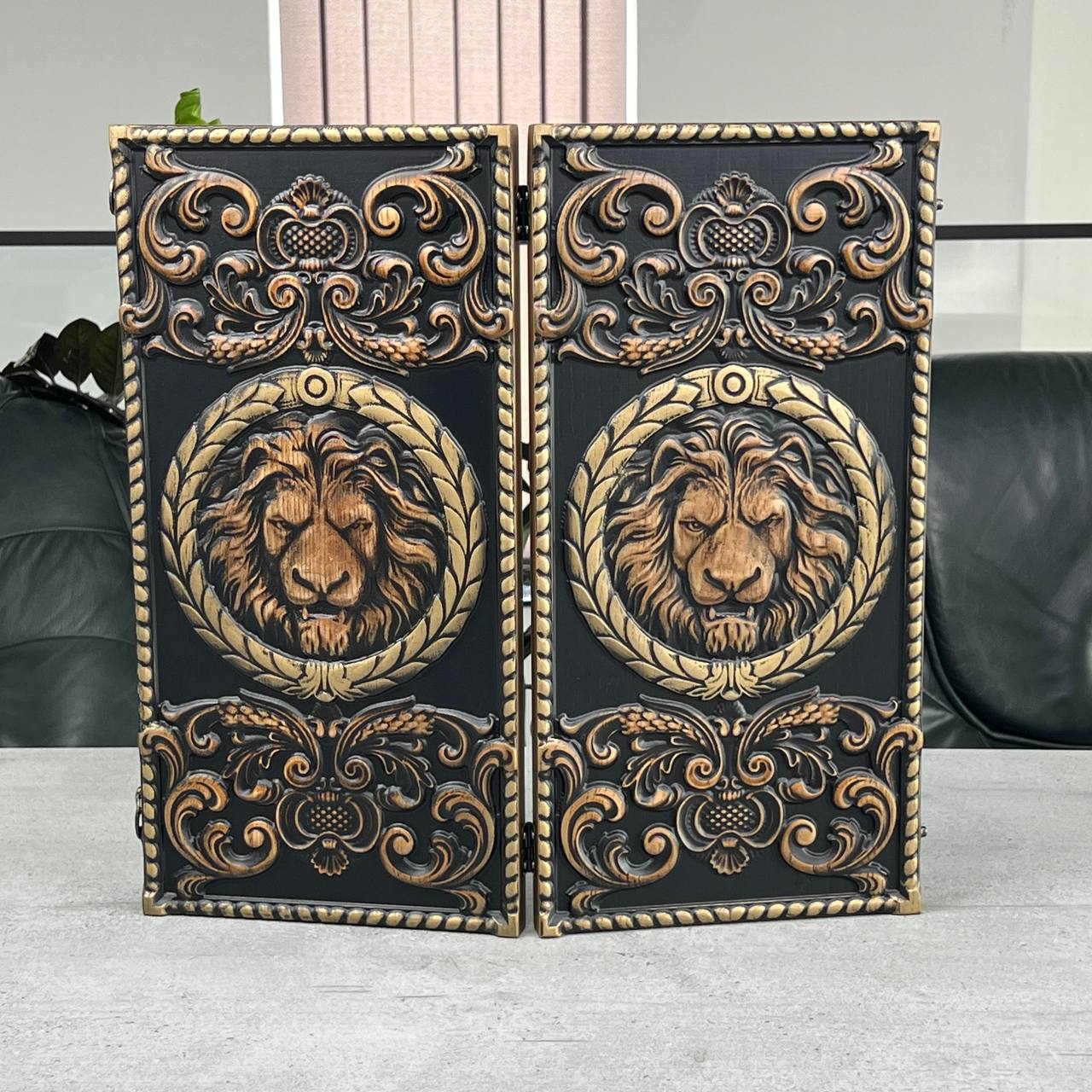 Jeu de backgammon en bois « Lion » – Bois de frêne de luxe, motif sculpté, prêt à offrir