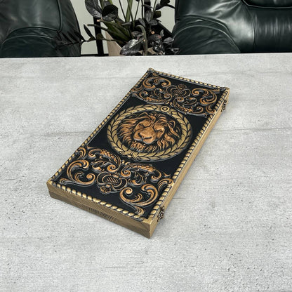 Jeu de backgammon en bois « Lion » – Bois de frêne de luxe, motif sculpté, prêt à offrir