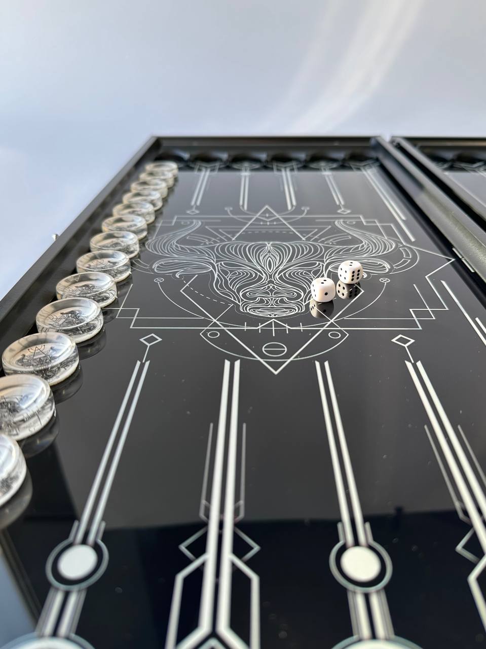 Stilvolles und modernes Backgammon-Brettspielset aus Glas, sofort geschenkfertig. Individuelle Anpassung möglich.