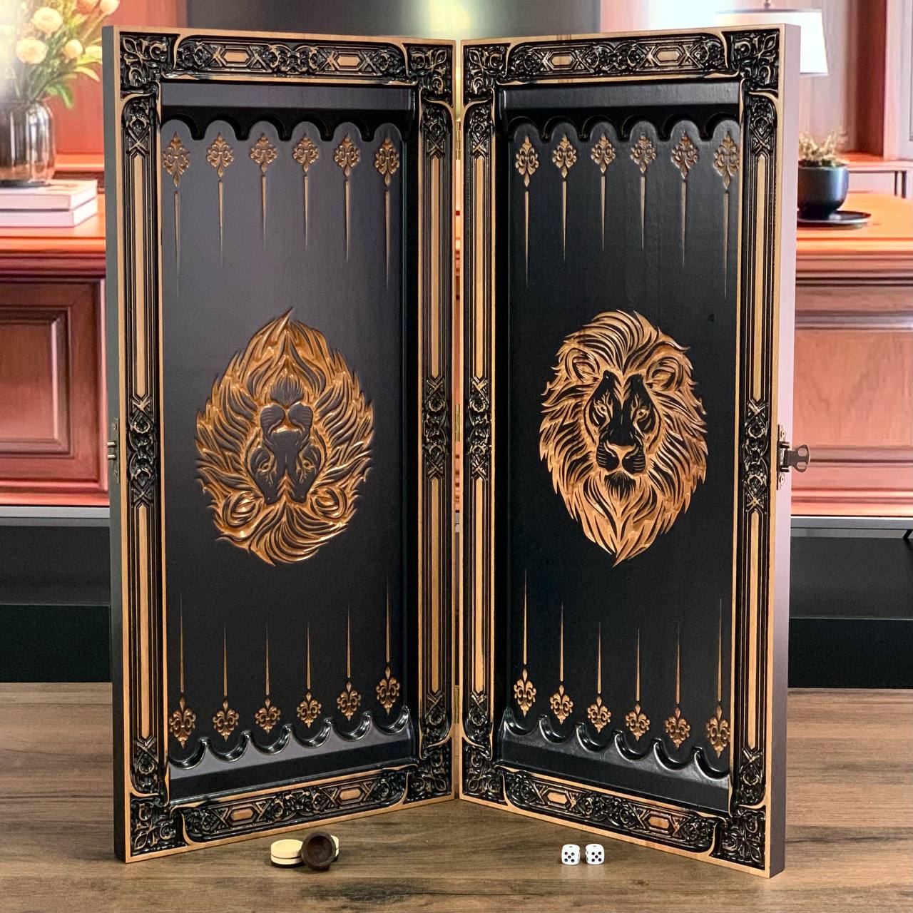 Handgefertigtes Holz-Backgammon „Löwe“ mit Epoxidharz-Chips – Klein, elegant, individuell anpassbar. Geschenkfertig