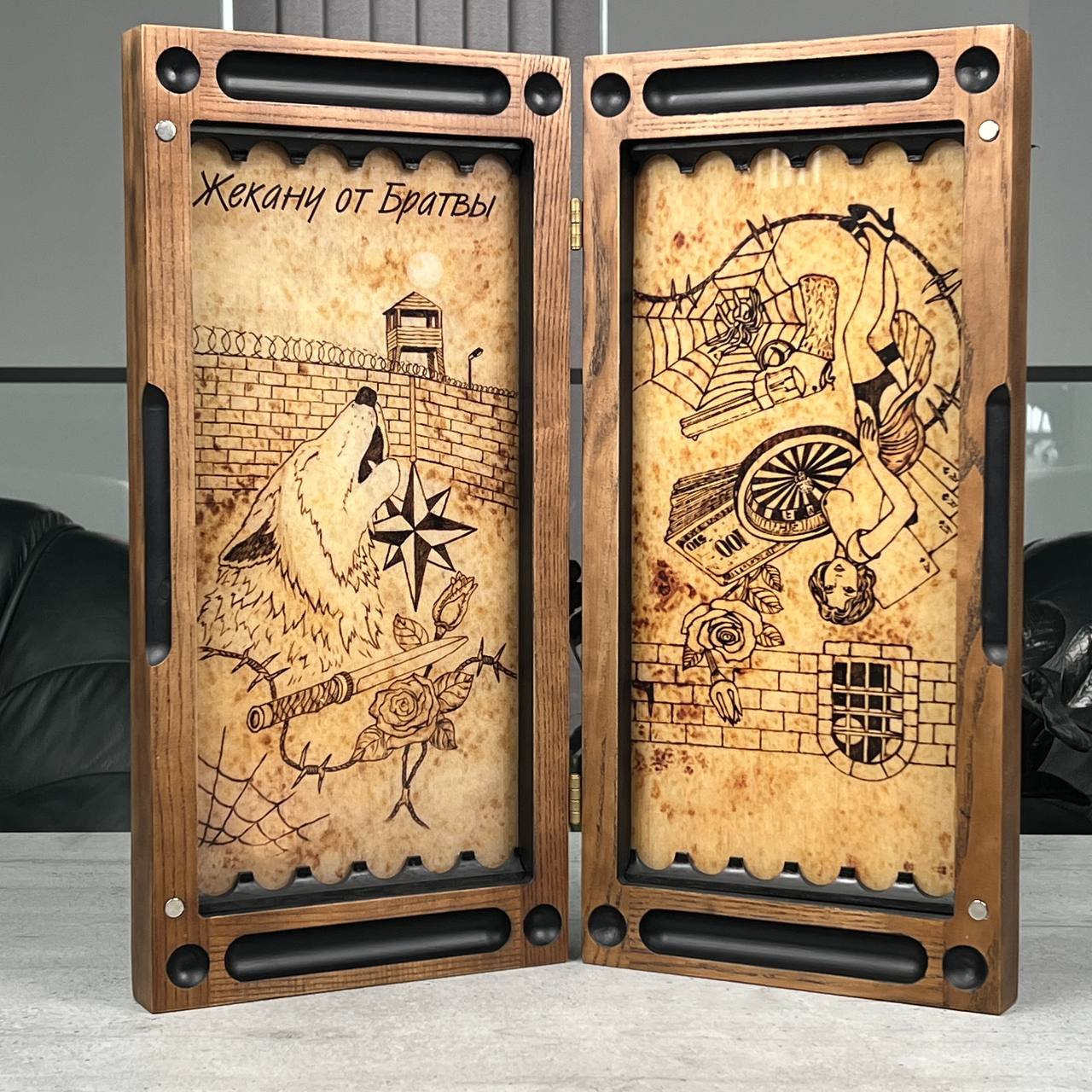Handgefertigtes Holz-Backgammon „Löwe“ mit Epoxidharz-Chips – Klein, elegant, individuell anpassbar. Geschenkfertig