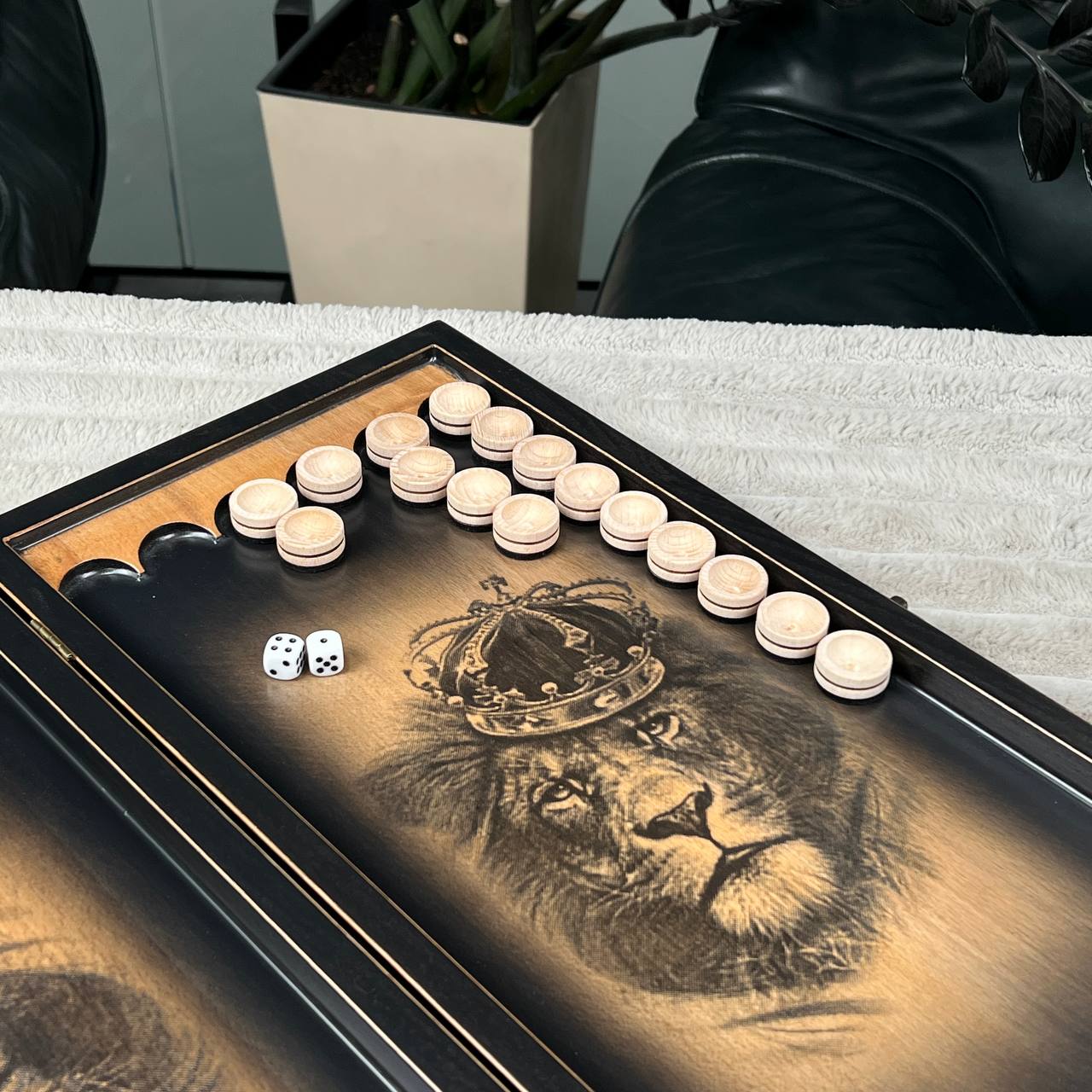 Backgammon en bois « Lion » - 60 x 28 mm, frêne de luxe, motif sculpté, prêt à offrir