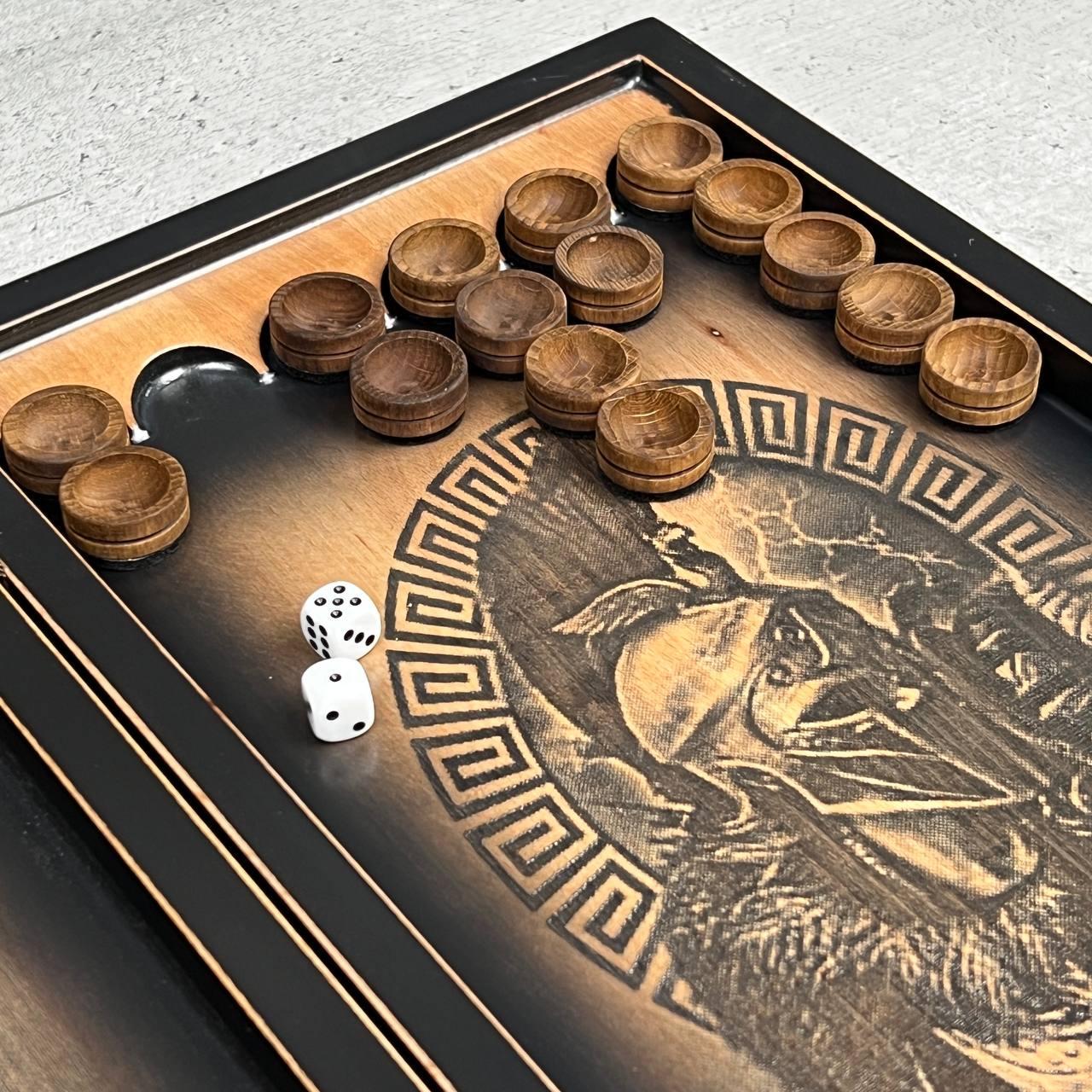 Luxus-Backgammon „Legionär“ aus Holz – Kompaktes 50×23 cm Spielset | Geschenkfertig | Kostenlose Lieferung weltweit