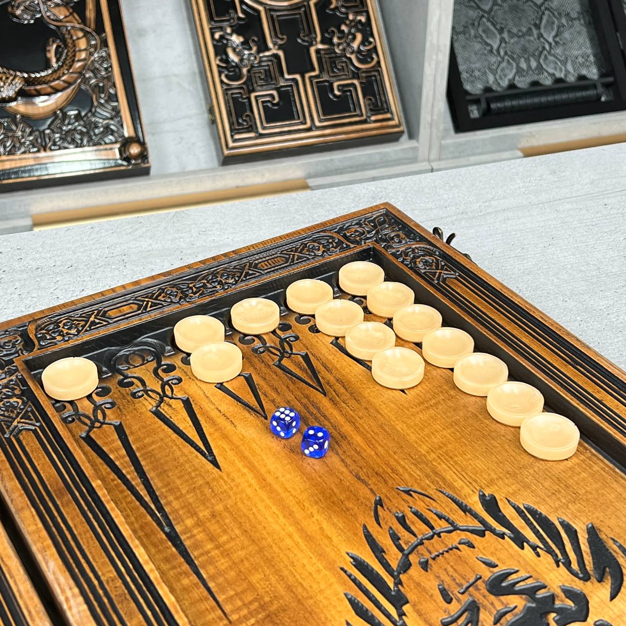 Backgammon aus Holz, geschnitztes Backgammon personalisiert mit Löwe, Backgammon-Set, Geschenk für ihn, personalisiertes Backgammon-Set