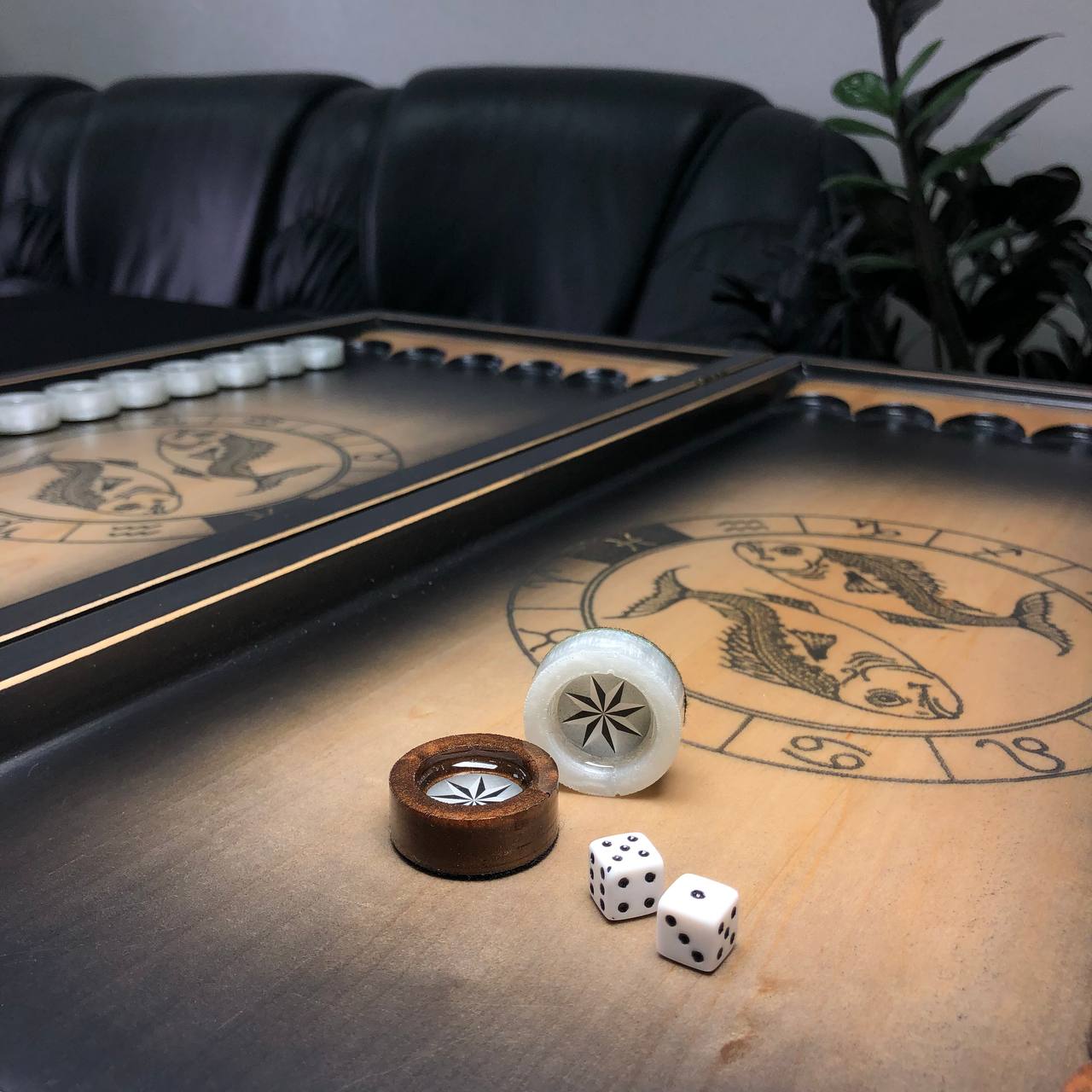 Backgammon-Brett aus Holz mit dem Sternzeichen Fische – handgefertigt, personalisierbar, geschenkfertig