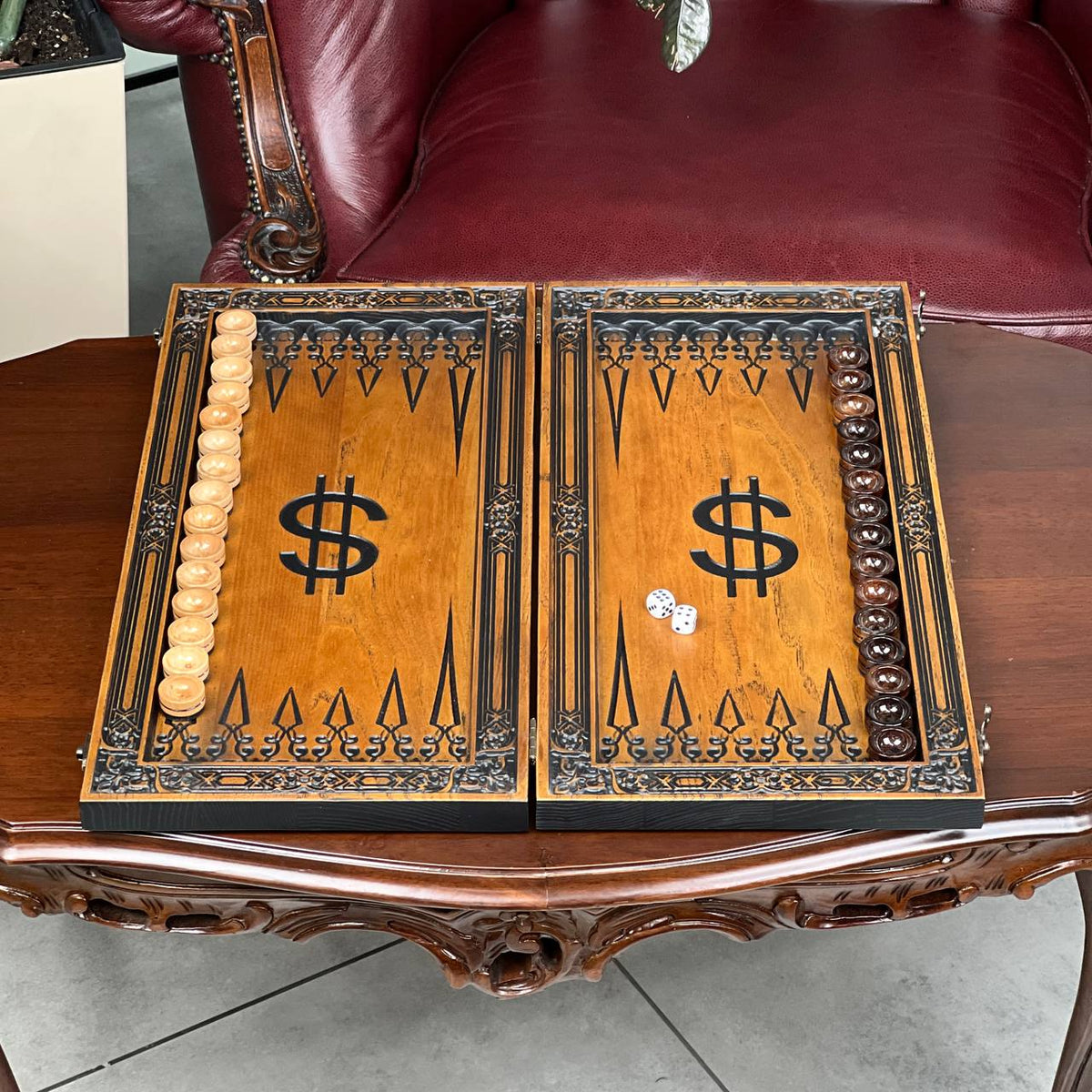 Hölzernes Backgammon-Brettspielset „Dollar“, 46×23×3cm, geschenkfertig und individuell anpassbar.