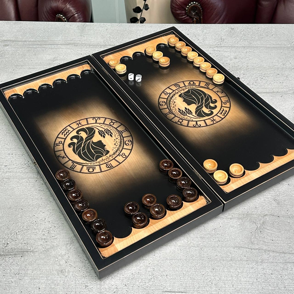 Holz-Backgammon „Wassermann“, 50×23×9cm, individuell gestaltet und geschenkfertig