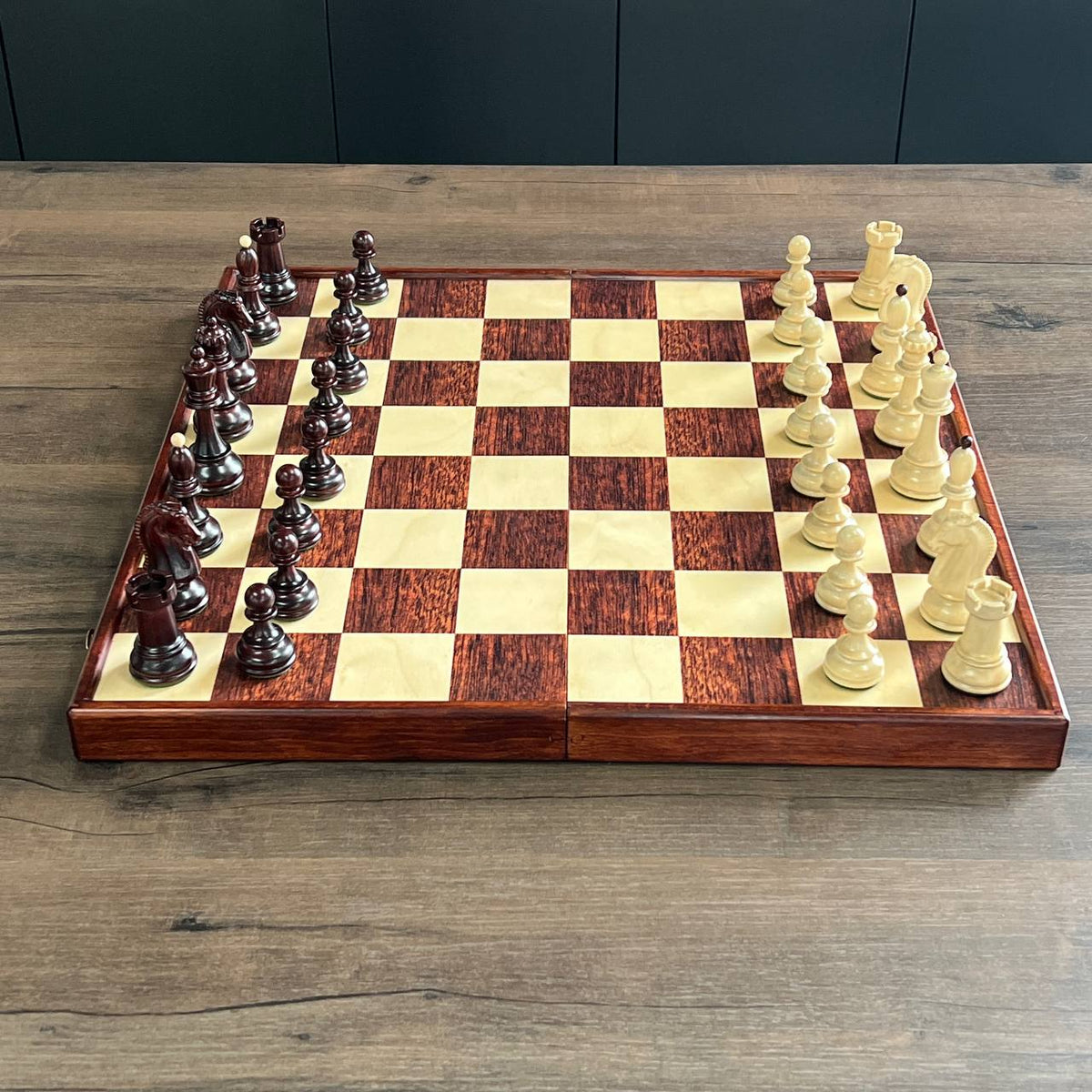 Jeu d'échecs imitation marbre (29 x 29 cm), jeu d'échecs en bois. Prêt à offrir. Réf. 198027