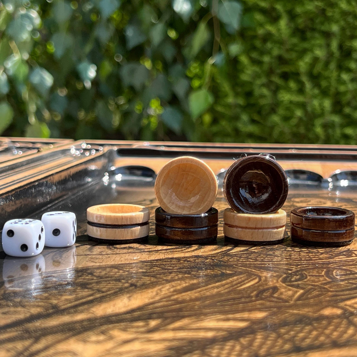 Plateau de backgammon en bois – Un mélange exquis d'art et de fonctionnalité, prêt à offrir