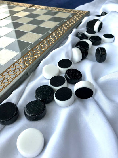 Set mit 27 mm großen Acrylsteinen, Chips für Backgammon und Damespiel. Personalisierung.