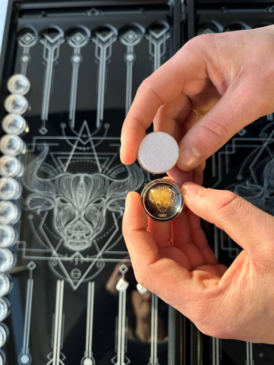 Stilvolles und modernes Backgammon-Brettspielset aus Glas, sofort geschenkfertig. Individuelle Anpassung möglich.