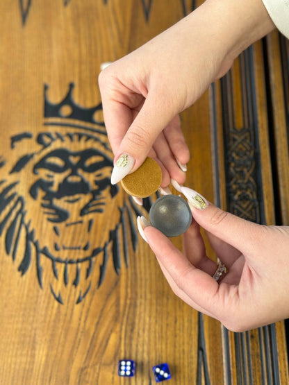 Backgammon aus Holz, geschnitztes Backgammon personalisiert mit Löwe, Backgammon-Set, Geschenk für ihn, personalisiertes Backgammon-Set