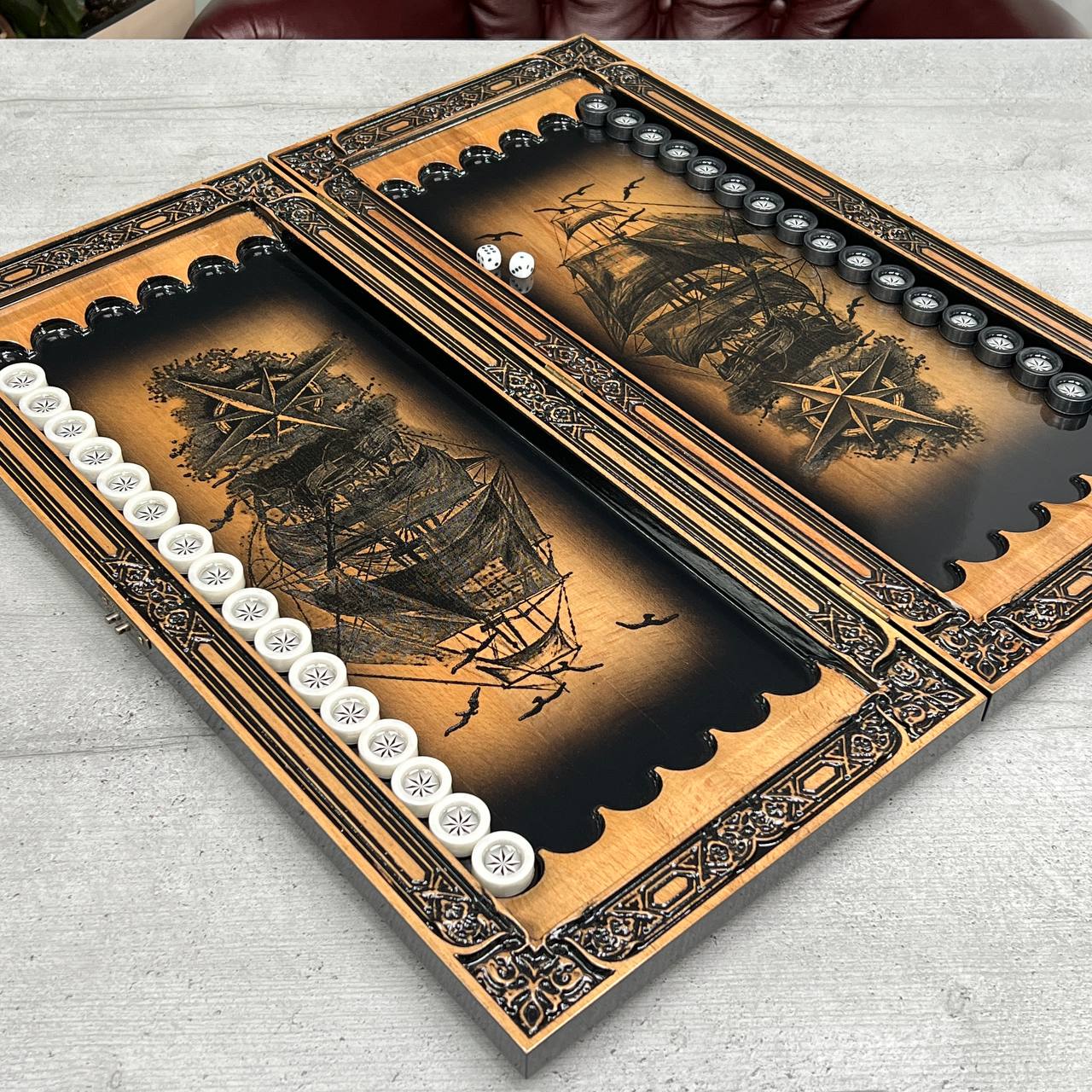 Handgefertigtes Holz-Backgammon „Löwe“ mit Epoxidharz-Chips – Klein, elegant, individuell anpassbar. Geschenkfertig