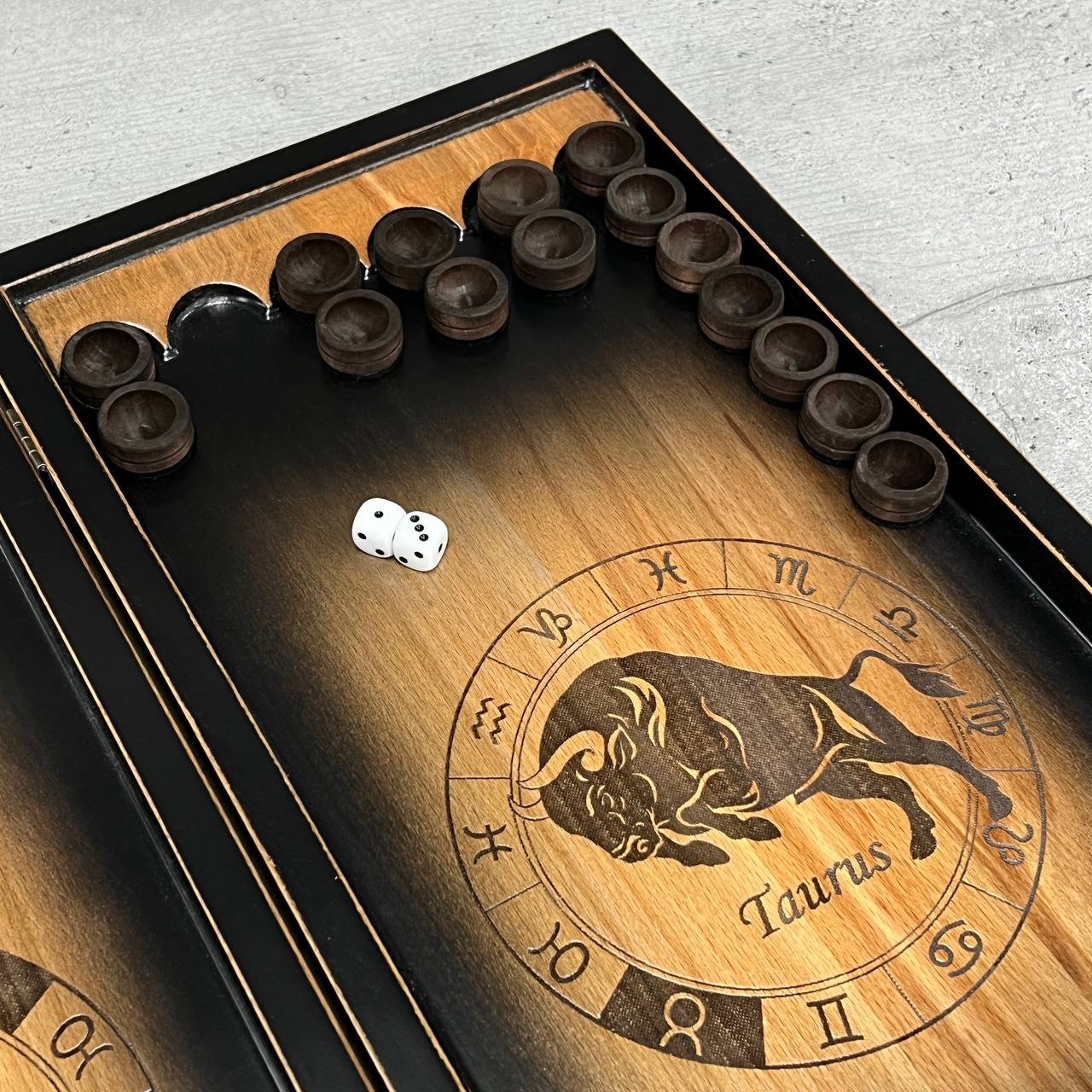 Handgefertigtes Holz-Backgammon „Löwe“ mit Epoxidharz-Chips – Klein, elegant, individuell anpassbar. Geschenkfertig