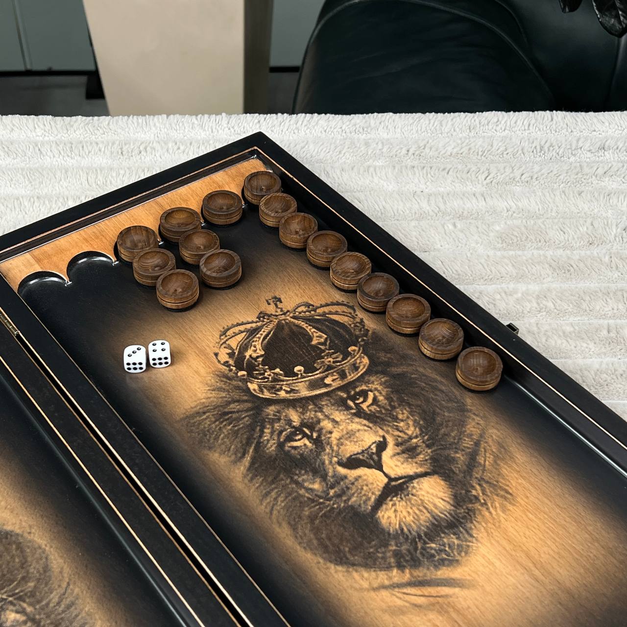 Backgammon en bois « Lion » - 60 x 28 mm, frêne de luxe, motif sculpté, prêt à offrir